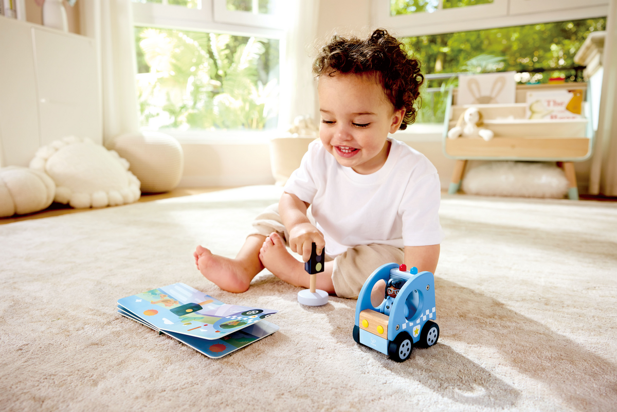 Coche Policia Madera Personaje + Libro - HAPE
