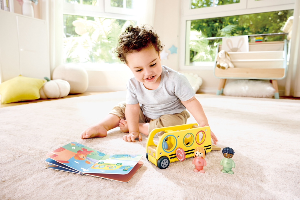 Autobus Escolar Madera + Libro y Personajes - HAPE