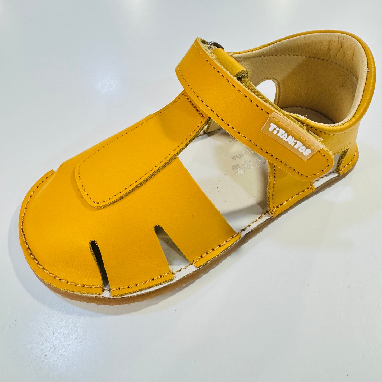 Sandalia Barefoot Albertic Mostaza - TITANITOS